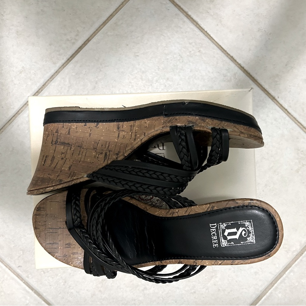 DECREE- Black Wedge Sandals for Women. Only worn once. 7.5 M - Picture 7 of 13